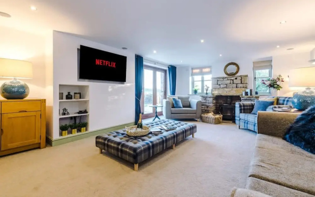 Luxurious Private Home w Hot Tub Log Burner