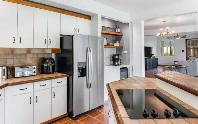 Upscale Villa in Gated Community Beach Access Yari