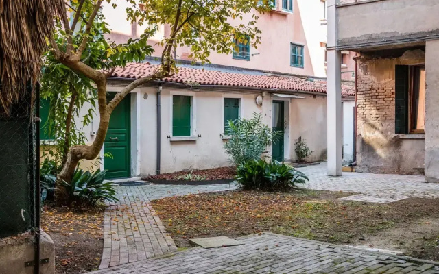 The Love Hut by Santa Lucia Station