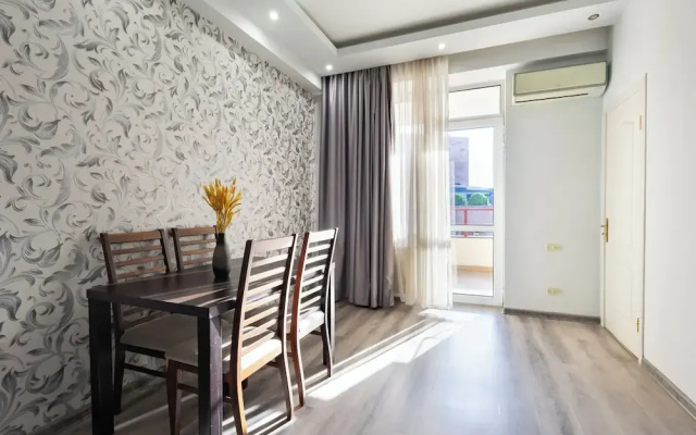 Apartment by Luxe Group HH331
