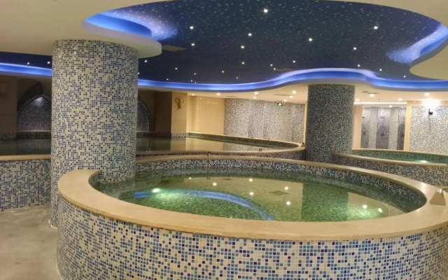 Mangshi Bailongshe Hotel (Dehong Mangshi Airport Dehong Mangshi Square Branch)