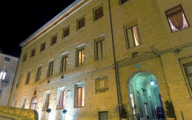 Отель Palazzo Carradori Монтефано вид на фасад