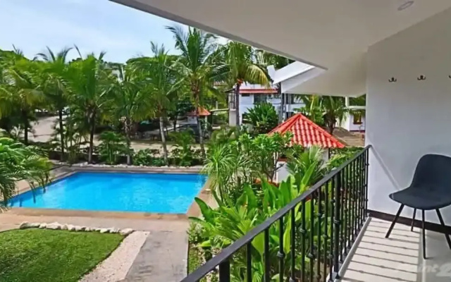 2-BD Unit with Pool, 2 Blocks from Beach