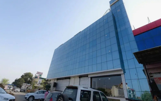 OYO 23606 Hotel Danaria