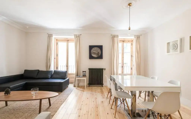 Impressive Apartment in Madrid Center by Batuecas
