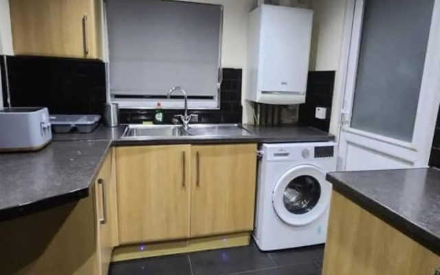Comfy 3-bed House - Sleeps 6 & Free Parking