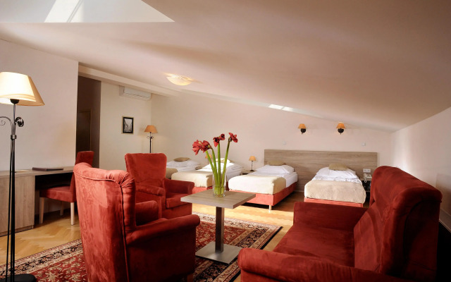 Hotel Santi