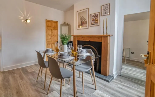 Stylish 2 Bedroom House with Patio