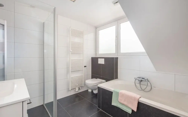 Comfortable Villa with Combi-Microwave in Green Surroundings