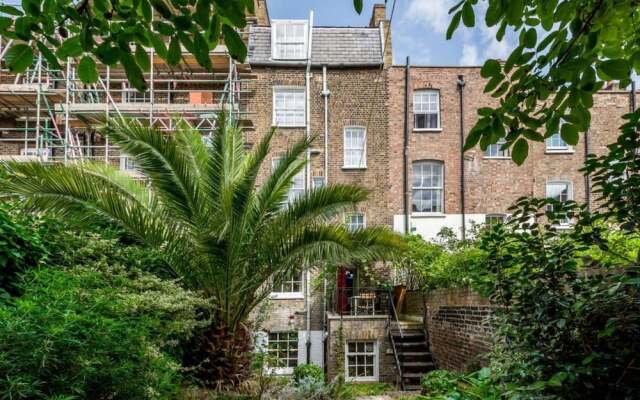 Отель 5 Bedroom House in Clerkenwell Лондон вид на фасад