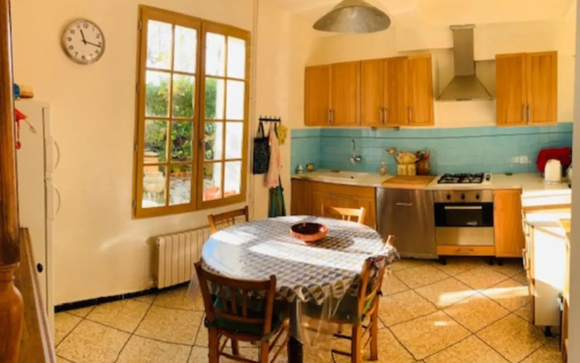 Stone house in Isle-sur-la-Sorgue