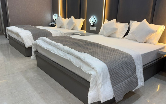 Hotel R J Heights