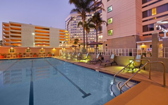 DoubleTree by Hilton LAX - El Segundo 1