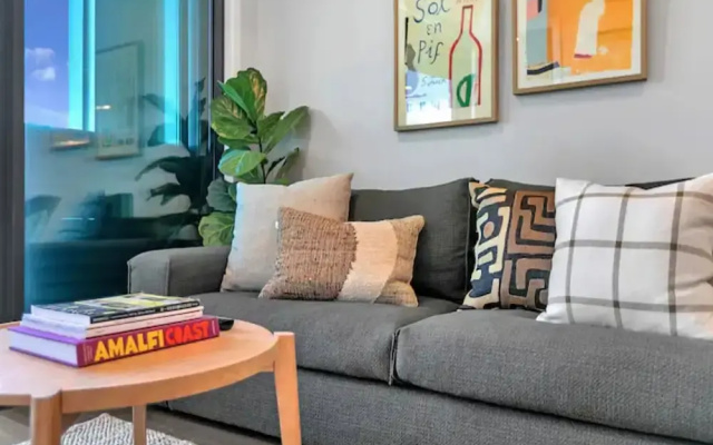 Designer Luxury 2-Bed Apartment With Car Park