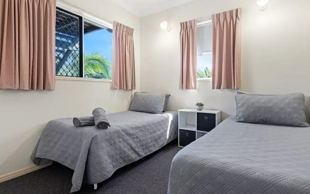 Beachside 2-bed Apartment With Secure Parking