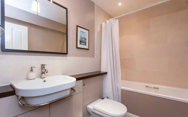 JOIVY Modern 2 bed flat in Central London, sleeps 6