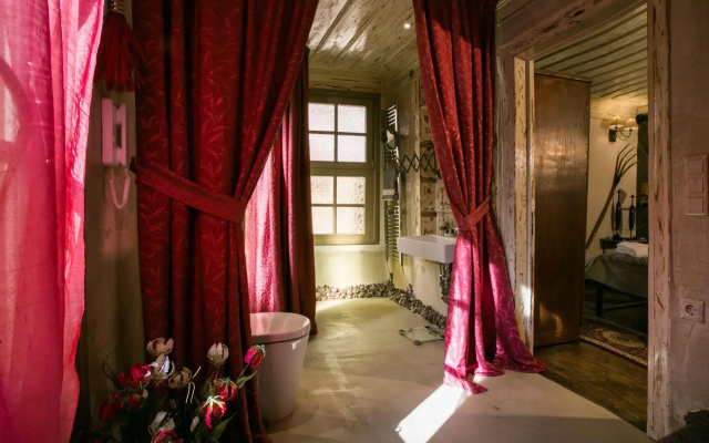 Classic Villa Ottoman
