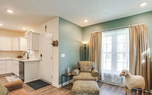 Walk to Historic Chestertown: Dog-friendly Retreat