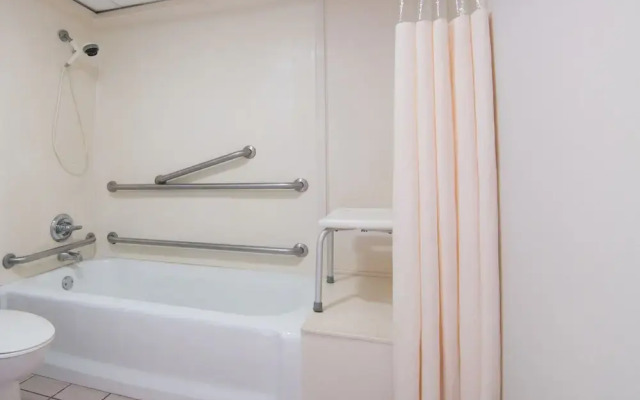 Days Inn & Suites Madisonville