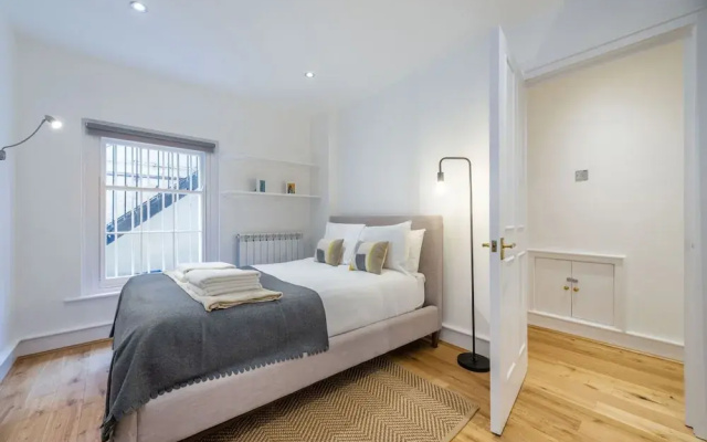 The Fairytale - Fitzrovia - by Frankie Says