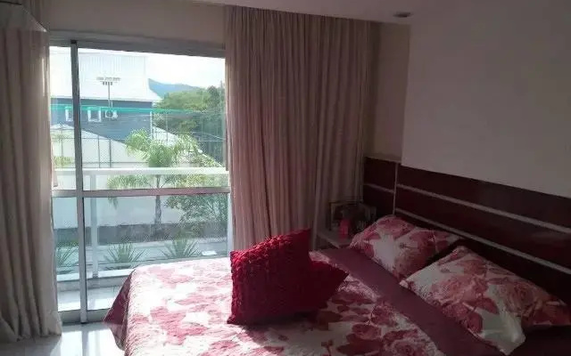 Casa com 4 quartos e piscina