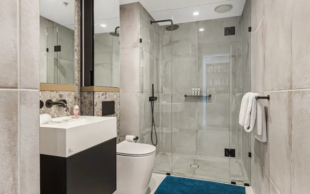 Gorgeous High-rise Unit With Sky Bar, Pool and Gym