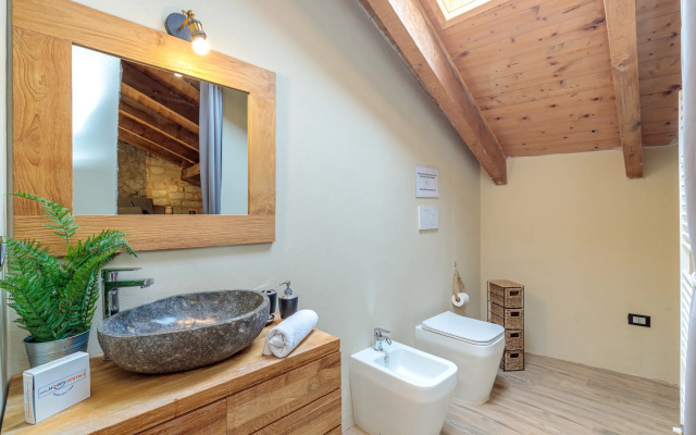 Cascina Liebe with sauna among vineyards