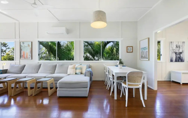 2-bed Beach House in Burleigh Heads Amidst Nature