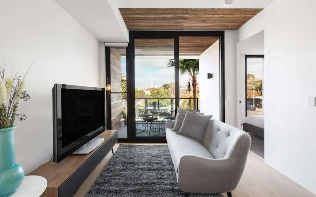 Chic 1-bed With a Sleek Balcony Near Shops