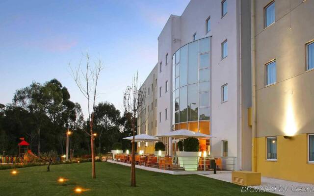 Отель ibis Lisboa Alfragide вид на фасад