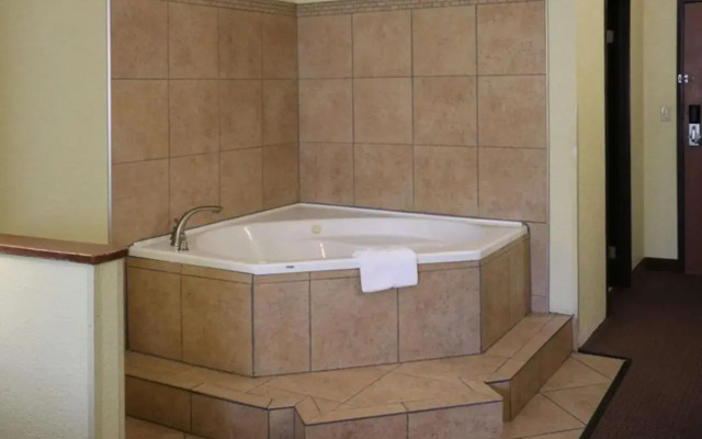 Econo Lodge East