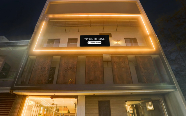 Townhouse by OYO Haibowal Chowk Near DMC