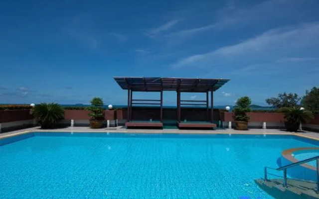 Mae Phim Beachside 1BR Condo Sleeps 3 With Rooftop Pool