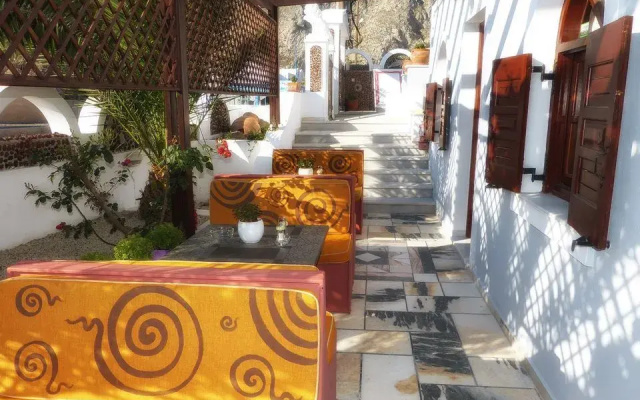 Black Sand Apartments Santorini