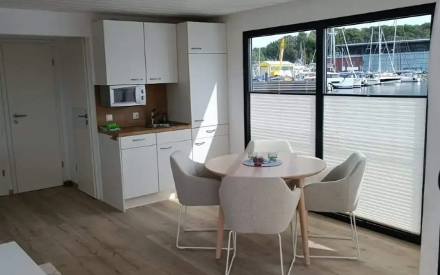 Hausboot in Laboe an der Kieler Foerde