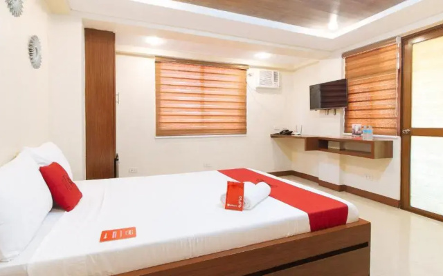 RedDoorz Plus near Uptown BGC Mall