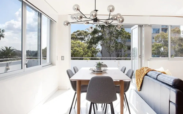 Perfect Located 2-bed With Spacious Balcony & BBQ