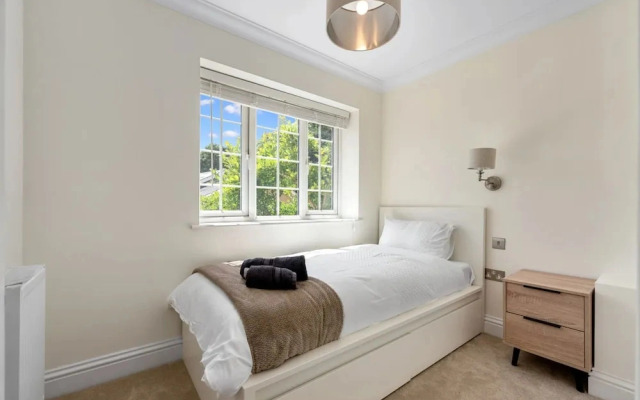 Spacious 3BR Flat in Stroud Haven