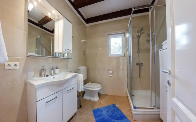 Beachfront Luxury Villa w. Pool & Large Garden