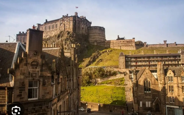 Charming Edinburgh Apartment Beside Edinburgh Castle