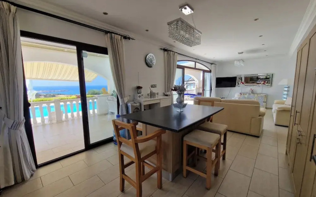 Marina Magic Sunset Villa-pool-parking-3br