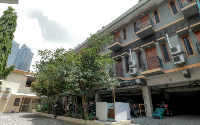 RedDoorz Plus near Ciputra World Kuningan 2