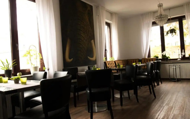 Lazarus Hotel & Restaurant