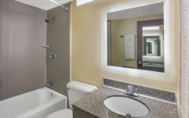 Howard Johnson by Wyndham Oklahoma City Airport/ Fairgrounds