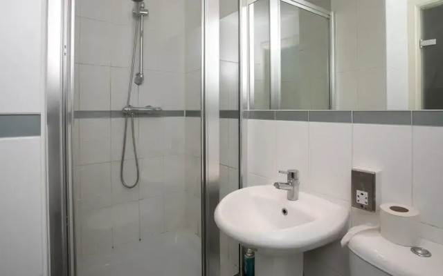 Spacious 2 Bed Parking Close To Centre