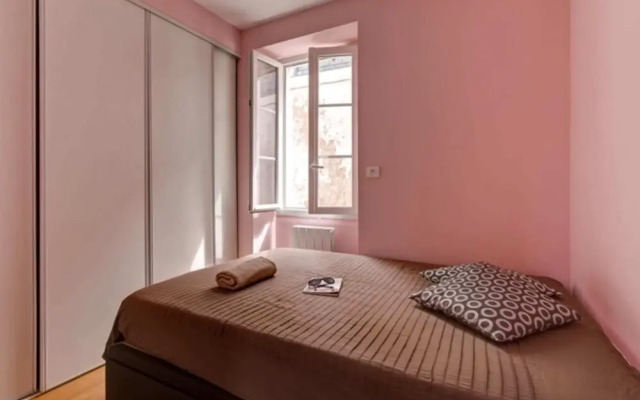 Cozy Apt Near Côte des Basques w/ Parking!