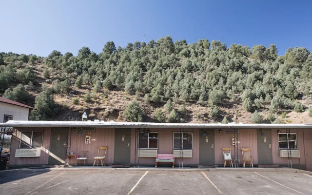 Cozy Mountain Motel
