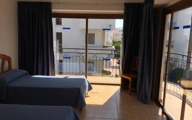 Отель Hostal Residencia Nicolau Испания, Сан-Антони-де-Портмань - отзывы, цены и фото номеров - забронировать отель Hostal Residencia Nicolau онлайн комната для гостей