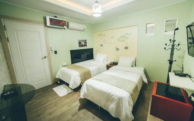 Hole in one Hotel