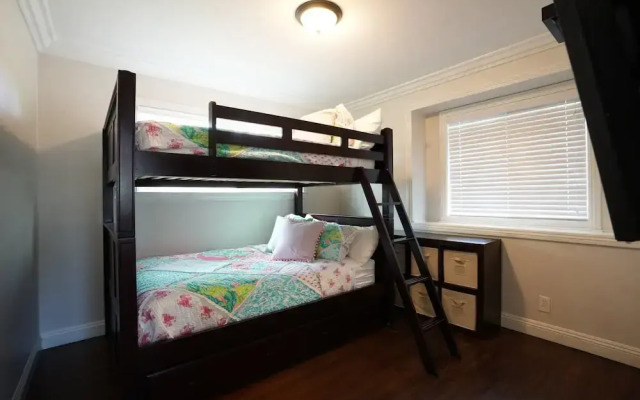 Highly Upgraded, 5 Bed, 4.5 ba, New Pool W/jacuzzi, 1/2 Mile Walk to Disney